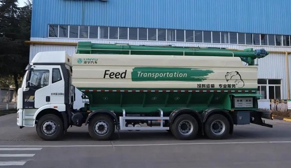 散裝飼料運(yùn)輸車的特點(diǎn)介紹！