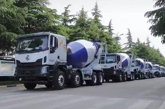 市場如此火爆，一批批新車交付用戶。場面壯觀！