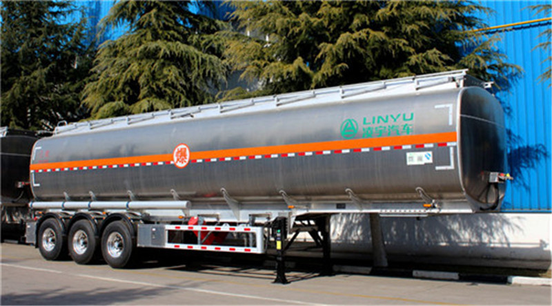 凌宇液罐車頻頻被老客戶點(diǎn)贊，性能獲大眾認(rèn)可